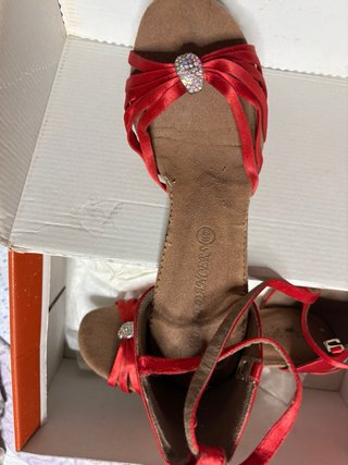 Tacones de baile rojos con pedrería