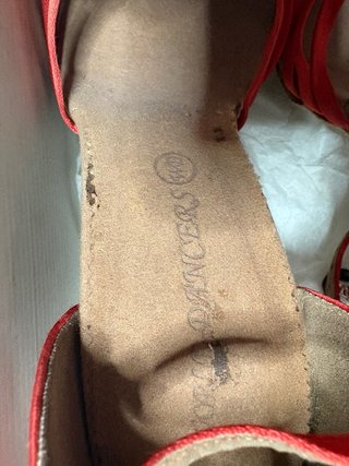 Tacones de baile rojos con pedrería