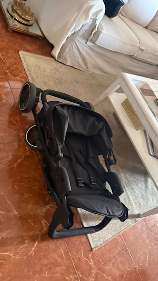 Carrito de bebé negro