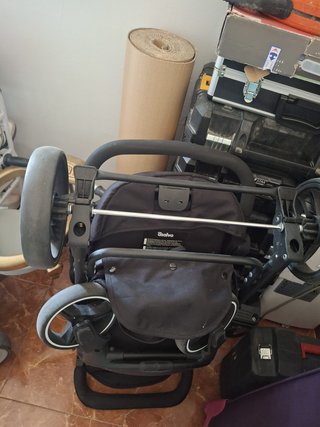 Carrito de bebé negro
