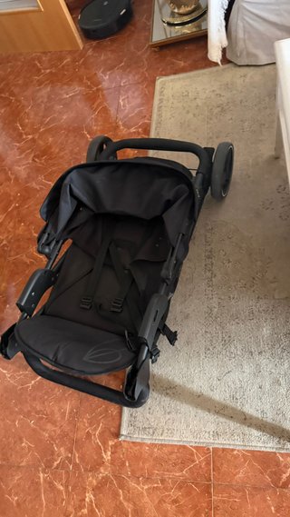 Carrito de bebé negro