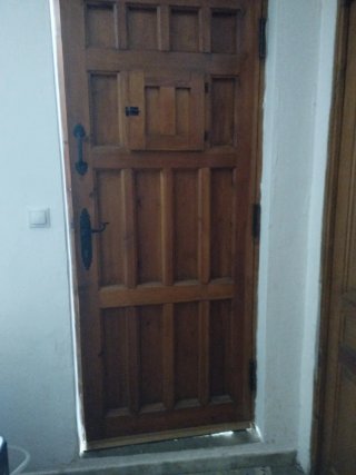 Puerta de entrada de madera para campo