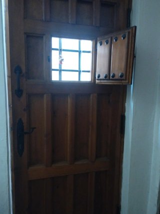 Puerta de entrada de madera para campo