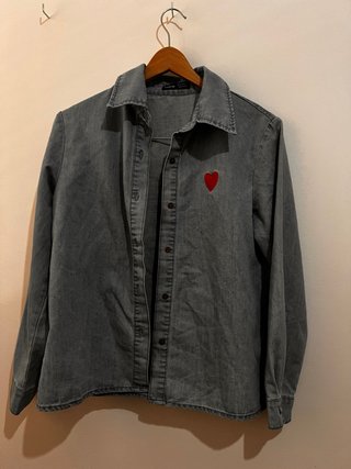Camisa vaquera con corazón rojo