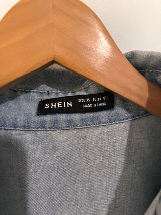 Camisa vaquera con corazón rojo