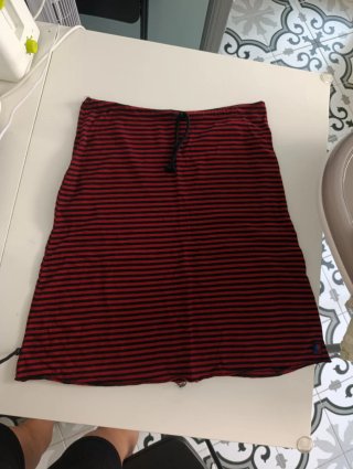 Falda de rayas rojas y negras