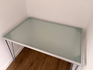 Escritorio IKEA cristal y metal