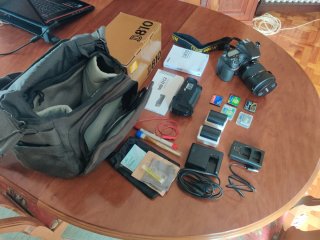 Nikon D810 + grip MB-D12 + objetivo + Accesorios