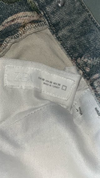 Pantalón vaquero Zara con estampado floral