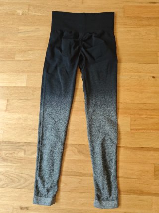 Mallas deportivas grises y negras