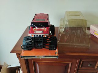 Coche grande de juguete. 41 cm de largo