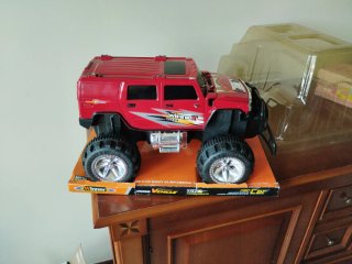 Coche grande de juguete. 41 cm de largo