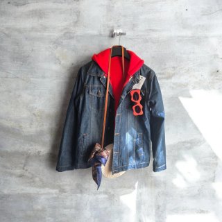Chaqueta vaquera con sudadera roja desmontable