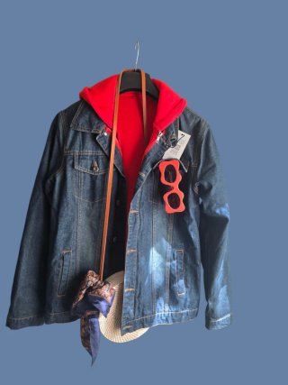 Chaqueta vaquera con sudadera roja desmontable