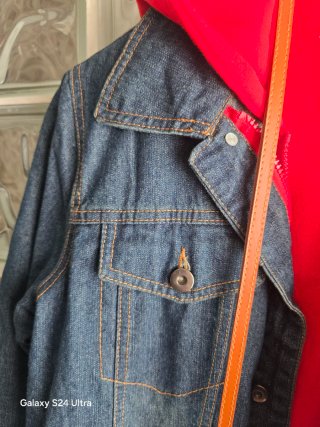 Chaqueta vaquera con sudadera roja desmontable