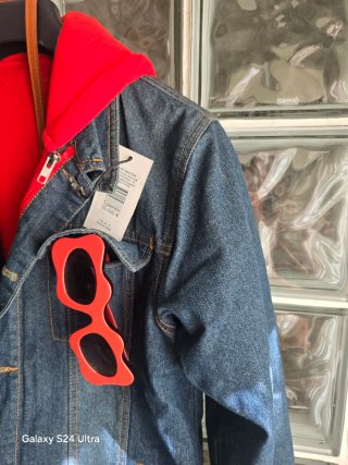 Chaqueta vaquera con sudadera roja desmontable