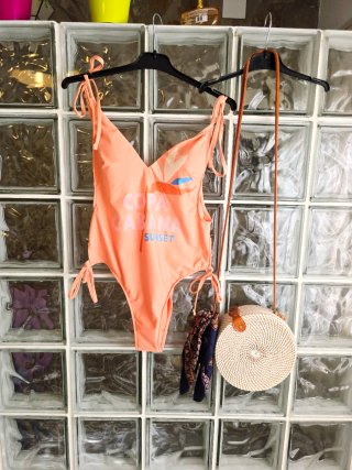 Traje de baño naranja con estampado