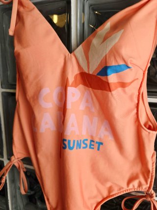 Traje de baño naranja con estampado