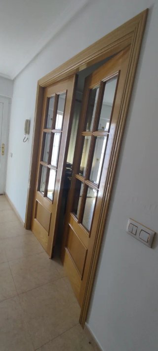 Dos puertas de madera con cristal
