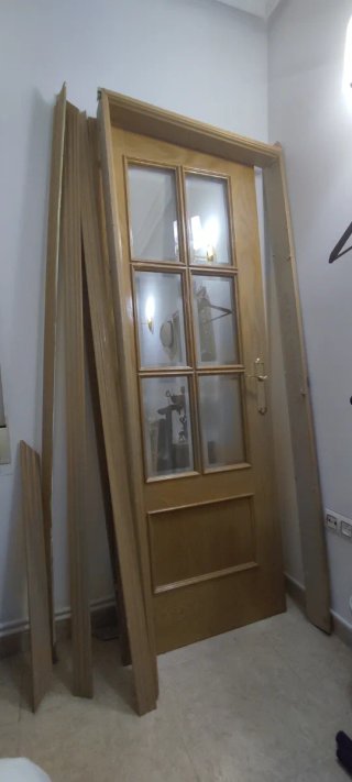 Dos puertas de madera con cristal