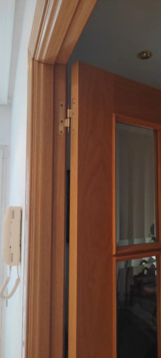 Dos puertas de madera con cristal
