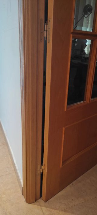 Dos puertas de madera con cristal