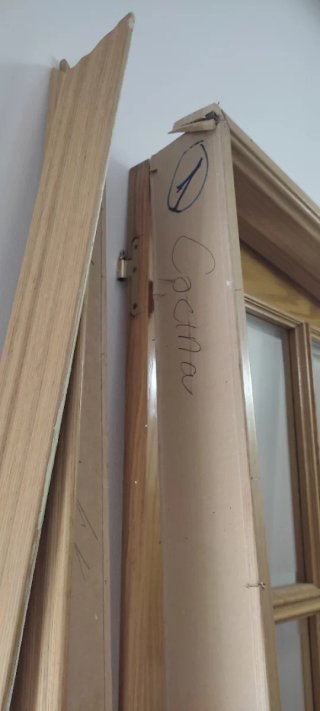 Dos puertas de madera con cristal