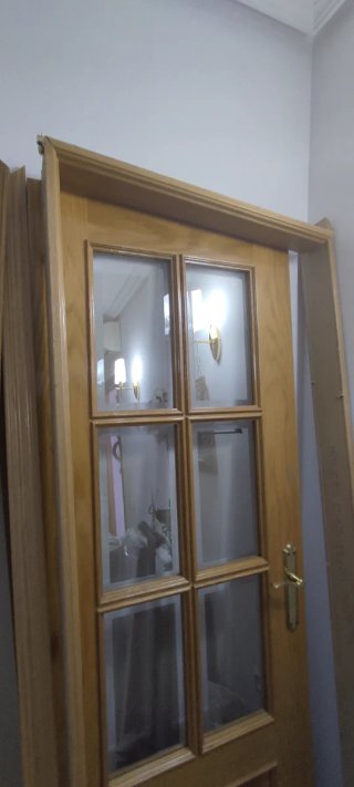 Dos puertas de madera con cristal
