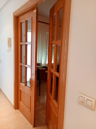 Dos puertas de madera con cristal