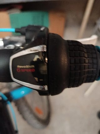 Bicicleta azul y negra