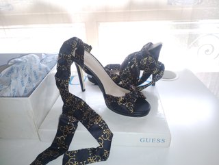 Sandalias Guess en raso Negro y Dorado