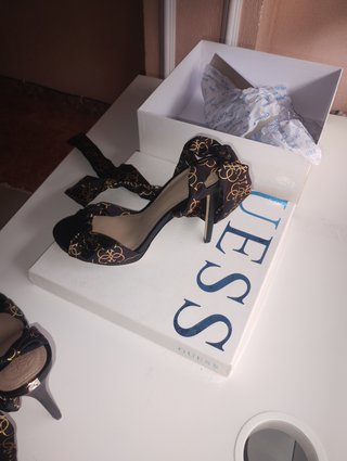 Sandalias Guess en raso Negro y Dorado