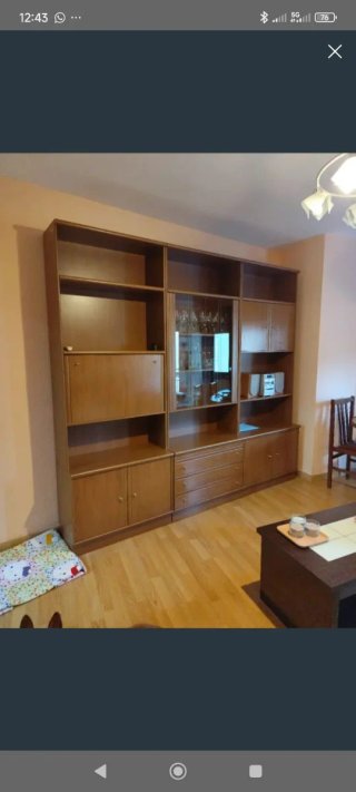 Mueble de comedor de madera y cristal