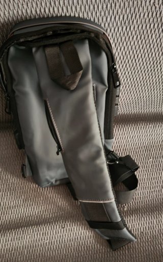 Mochila bandolera gris y marrón