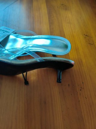 Sandalias Zara tacón efecto metalizado