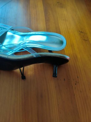 Sandalias Zara tacón efecto metalizado