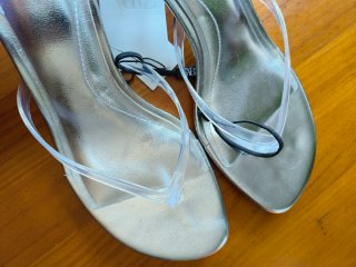 Sandalias Zara tacón efecto metalizado
