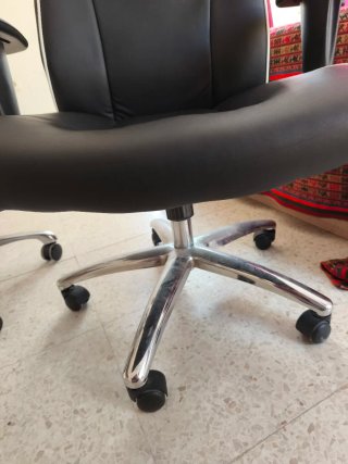 Silla de escritorio negra y blanca