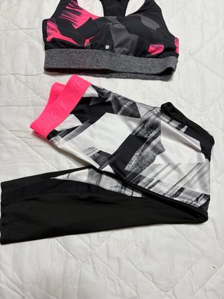 Conjunto top y mallas deportivas multicolor