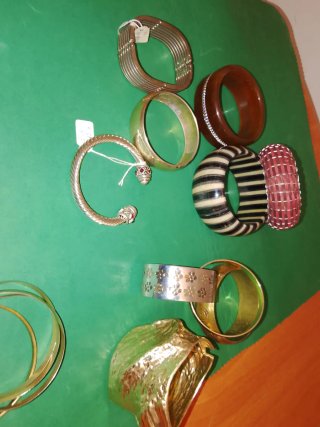 Pulseras varias