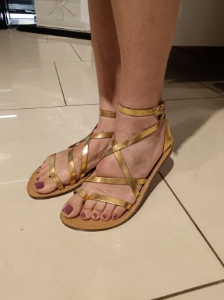 Sandalias doradas piel Stradivarius