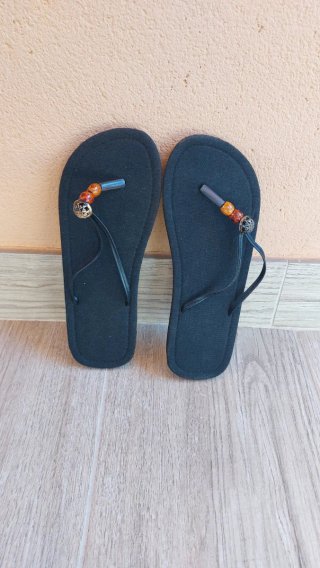 Sandalias negras con abalorios