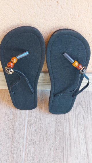 Sandalias negras con abalorios
