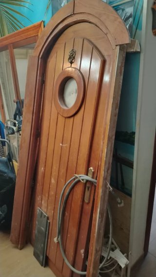 Puerta madera medio punto con mirilla