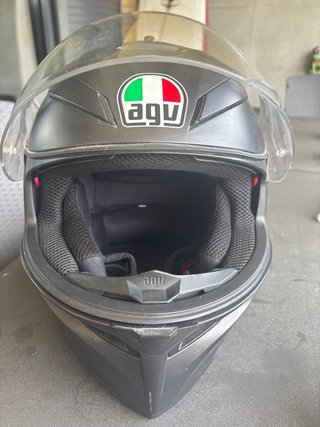 Casco de moto negro mate AGV