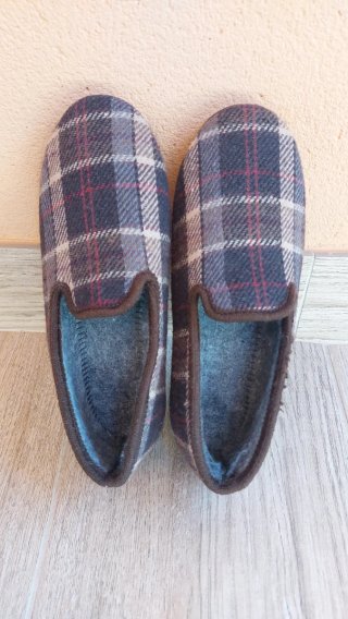 Zapatillas de casa cuadros grises y rojas