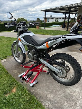 Moto Enduro Plata y Naranja