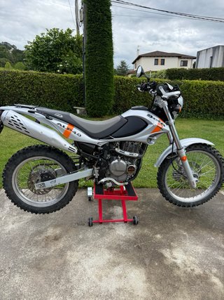 Moto Enduro Plata y Naranja