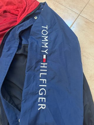 Giacca a vento Tommy Hilfiger blu e rossa