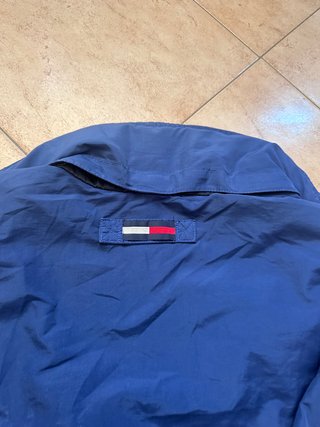 Giacca a vento Tommy Hilfiger blu e rossa